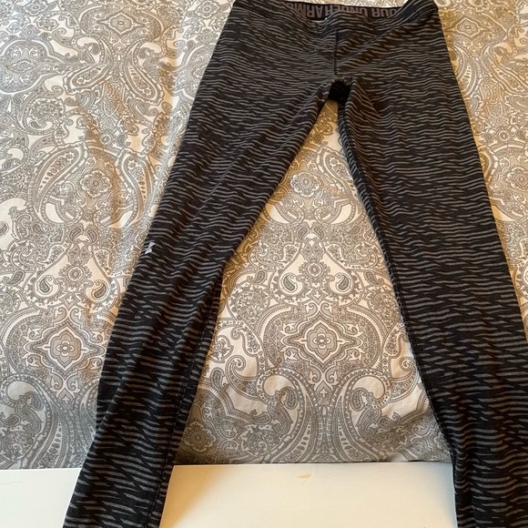 Ladies UnderArmour workout pants, size medium . Black and white - Picture 1 of 4